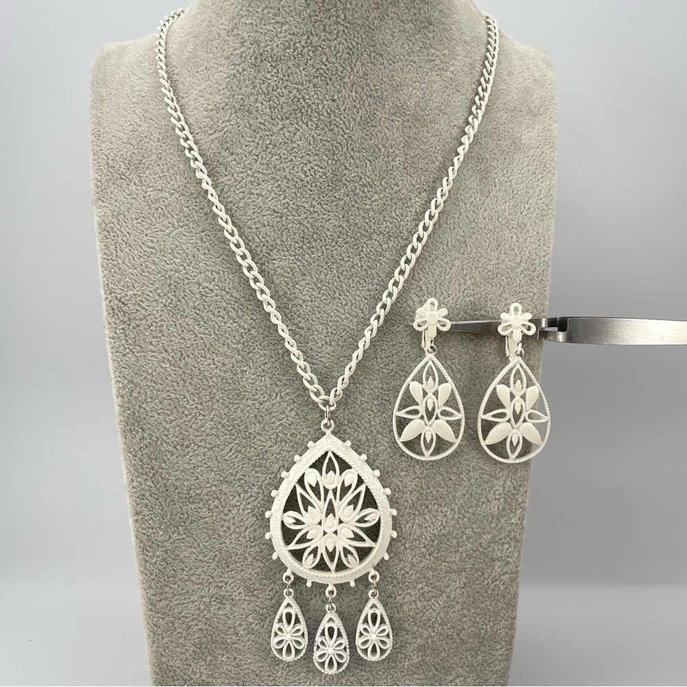 Vintage White Enamel Necklace & Earrings Set – Floral Filigree Design